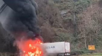 Rize'de Karadeniz Sahil Yolu'nda TIR alev aldı