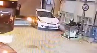 Bursa'da Kamyonet Park Halindeki Araca Çarptı