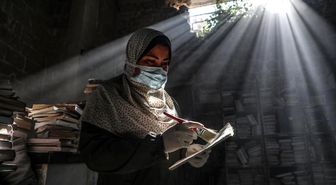 Albüm: Filistinli Gönüllüler, İsrail Saldırısında Zarar Gören Büyük Ömer Camii Kütüphanesi'ndeki Eserleri Onarıyor