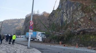 Artvin'de heyelan; TIR hasar gördü
