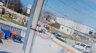 Dönüş yapan minibüse çarpan motosikletin sürücüsü yaralandı; kaza kamerada
