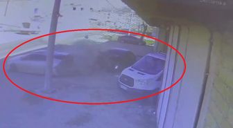 Ehliyetsiz sürücü otomobille park halindeki 2 araca çarptı