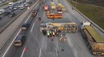 Eyüpsultan'da Hafriyat Kamyonu Devrildi, Trafik Kaza Nedeniyle Aksadı
