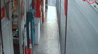Kırmızı ışık ihlali yapan motosikletli, otomobille çarpıştı; kaza anı kamerada