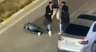 Otomobilinden indirip sopayla dövdüler; o anlar kamerada
