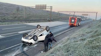 Takla atan otomobildeki 3 arkadaş emniyet kemeri sayesinde yara almadan kurtuldu