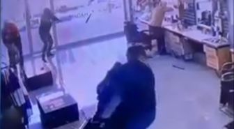 Berberin yaralandığı silahlı saldırı kamerada