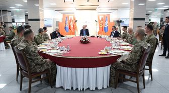 Cumhurbaşkanı Erdoğan, iftarda Mehmetçikle bir araya geldi