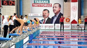 Eskişehir'de yüzme müsabakaları başladı