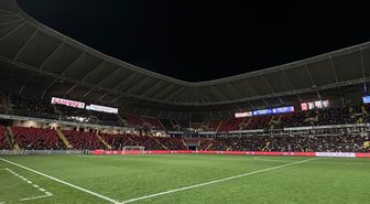Gaziantep FK-Fenerbahçe mücadelesi ışıklandırmadaki arıza nedeniyle 1 saat gecikmeli başladı