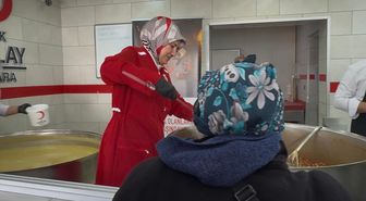 Türk Kızılay Genel Başkanı Yılmaz, ihtiyaç sahiplerine yemek dağıttı