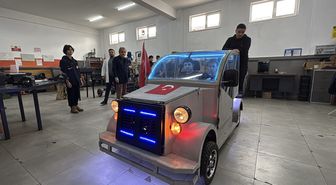 Lise öğrencileri geri dönüşüm malzemeleri ile araç üretti