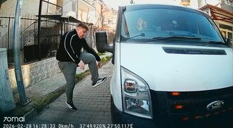 Trafikte tartıştığı kişinin kamyonetinin camını yumrukladı; o anlar kamerada
