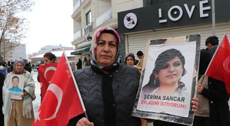 Dağa kaçırılan çocukları için eylem yapan aileler DEM Parti binası önünde