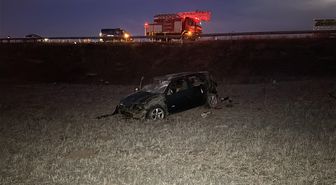 Bariyerleri aşıp tarlaya uçan otomobilin sürücüsü öldü