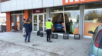 Fren yapmak yerine gaza basan otomobil süpermarkete girdi