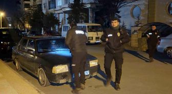 Gece yarısı kornası takılı kalan araç mahalleyi ayağa kaldırdı