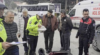 İftar vakti paket yetiştiren kurye kaza yaptı
