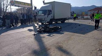Kamyonet ile çarpışan motosikletin sürücüsü hayatını kaybetti