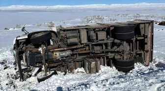 Kars'ta kamyon şarampole devrildi: 1 yaralı