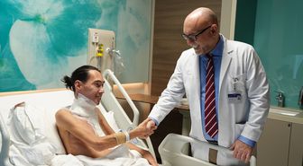 Kazakistanlı Abdrakhmanov'un boynundaki tümör Türkiye'de çıkarıldı