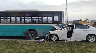 Otomobil halk otobüsüne çarptı, maddi hasar oluştu