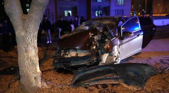 Ağaca çarpan otomobil hurdaya döndü: 3 yaralı
