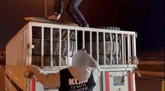 İzmir'de Kamyonetin Kasasında 8 Bin 550 Paket Kaçak Sigara Ele Geçirildi