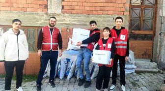Hisarcık'ta öğrenciler Kızılay'ın yardım kolilerini ihtiyaç sahiplerine ulaştırdı
