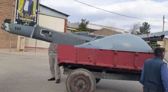 İran'da düşürülen İsrail İHA'sı traktörle sokak sokak taşınarak sergilendi