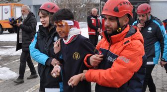Kars'ta lise öğrencilerine deprem tatbikatı