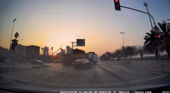 Kartal'da kırmızı ışıkta geçen otomobil TIR'a çarpıp durağa daldı