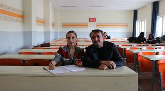Kayseri'de 27 yıldır evli çift, üniversitede sıra arkadaşı oldu