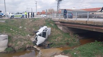 Köprü korkuluklarını aşarak dere yatağına uçtular: 3 yaralı