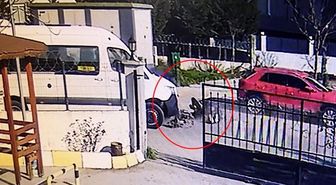 Okul servisine çarpmamak için motosikletten düşüp metrelerce savruldular: O anlar kamerada
