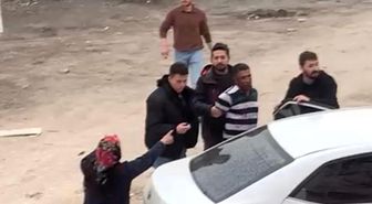 Sakarya'da hareketli dakikalar: Firariyi vermemek için polise direndiler