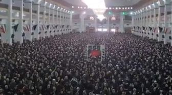 Tebriz'de binlerce kişinin katılımıyla cuma namazı kılındı