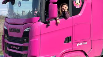 4 çocuk annesi, pembe renkli TIR'ı ile uluslararası taşımacılık yapıyor