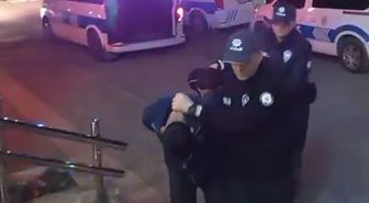 Adana'da trafikte tartıştıkları sürücünün önünü kesip, aracın camını yumrukladılar; o anlar kamerada