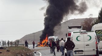 Batman-Mardin kara yolunda otomobil refüje çarptı, alev aldı: 2 yaralı