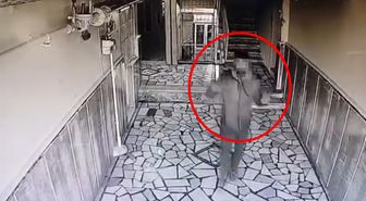 Hırsızlık yaparken kamerayı fark edince vazgeçti