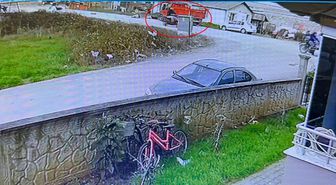 Kamyonetle çarpışan motosikletteki 2 kişi yaralandı; kaza anı kamerada