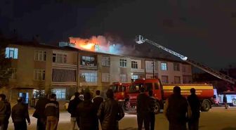 Konya'da 3 katlı apartmanın çatısında yangın paniği