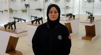 Mühendis Ümmügülsüm, Mehmetçik'in silahını test ediyor