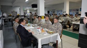 Vali Işın, orucunu Mehmetçiklerle açtı