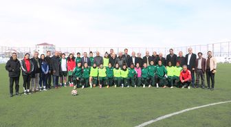 Yüksekova köy ve mahalle muhtarlarından kadın takımına ziyaret