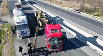 Afyonkarahisar'da tır yolcu minibüsüne çarptı: 11 yaralı