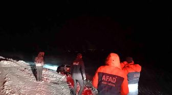 Ağrı'da tipi nedeniyle şarampole kayan araçtaki 2'si çocuk 4 kişi kurtarıldı