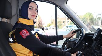 Ambulans şoförü Gülser: Direksiyonda saniyelerle yarışıyoruz