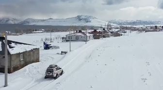 Kar ve Tipi Nedeniyle Yolu Kapanan Köyde Kadın Paletli Kar Ambulansıyla Hastaneye Ulaştırıldı